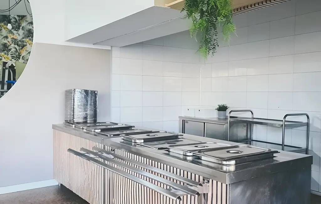 COMEDOR CON COCINA PROPIA